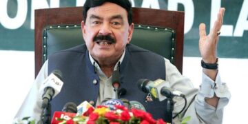 یہ اقتدار کے بھوکے ہیں، انکو نہیں پتہ یہ عوام میں کتنے ذلیل ہو چکے۔ شیخ رشید