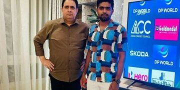 بابر اعظم کے والد بیٹے کی حمایت میں دوبارہ سوشل میڈیا پر سرگرم