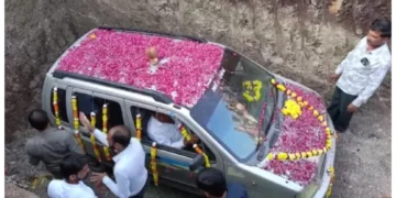 بھارتی کسان  نے اپنی خوش قسمت گاڑی عالیشان طریقے سے دفنا دی، آخر وجہ کیا  ہے؟