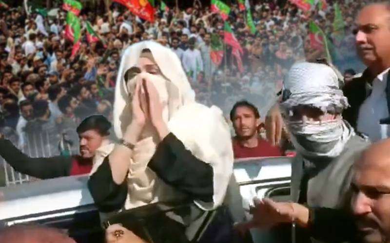 بشریٰ بی بی کی قیادت میں قافلہ زیروپوائنٹ پہنچ گیا،پولیس کی شیلنگ