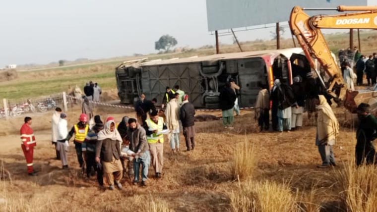 راولپنڈی جانے والی بس کو حادثہ، 10 افراد جاں بحق، 17 زخمی