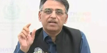 فیصلے تحریک انصاف کے حق میں ہوں یا خلاف، پاکستان میں ہونے چاہییں، اسد عمر