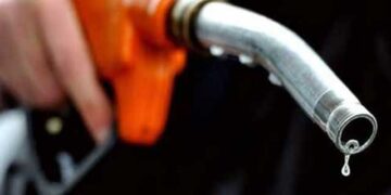 حکومت نے نئے سال پر عوام پر پیٹرول بم گرادیا