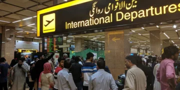 کتنے پاکستانی 2024 میں ملک چھوڑ کر چلے گئے؟