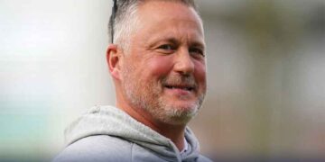 لاہور قلندرز نے انگلینڈ کےڈیرن گف کی بطور ہیڈ کوچ خدمات حاصل کر لی