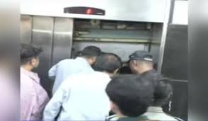 مرتضیٰ وہاب عباسی شہید اسپتال کی لفٹ میں پھنس گئے