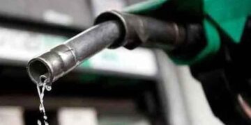عالمی مارکیٹ میں پیٹرول سستا، پاکستان میں قیمت 4 روپے بڑھنے کا امکان