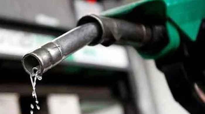 عالمی مارکیٹ میں پیٹرول سستا، پاکستان میں قیمت 4 روپے بڑھنے کا امکان