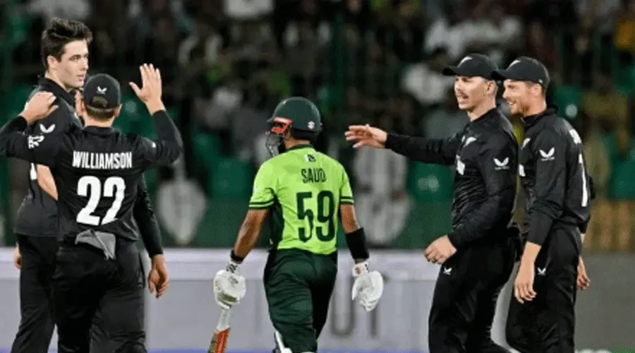نیوزی لینڈ سے پہلے میچ میں شکست کھانے کے بعد اب بھی پاکستان کی ٹیم سیمی فائنل میں کوالیفائی کر سکتی ہے