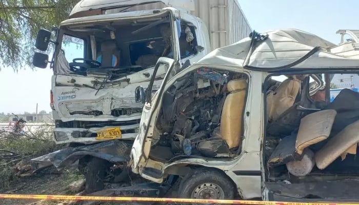 کرک: انڈس ہائی وے پر افسوسناک ٹریفک حادثہ، 10 افراد جاں بحق