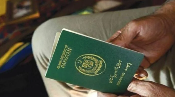 ڈائریکٹوریٹ آف امیگریشن اینڈ پاسپورٹ اجلاس میں ڈی پورٹ کئے گئے پاکستانیوں کے پاسپورٹ فوری طور پر بلاک کرنے کا حکم