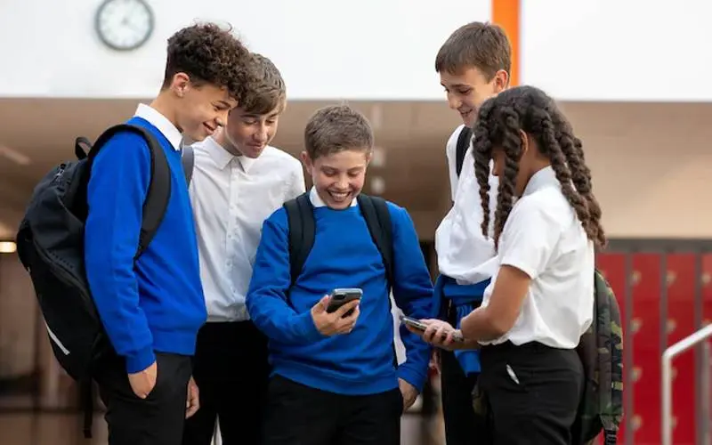 انگلینڈ کا  اسکولوں میں موبائل فون استعمال کرنے پر پابندی کا اعلان