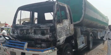 کراچی: کورنگی روڈ پر ٹینکر کی ٹکر سے موٹرسائیکل پر سوار خاتون جاں بحق، مشتعل افراد نے ٹینکر کو آگ لگا دی