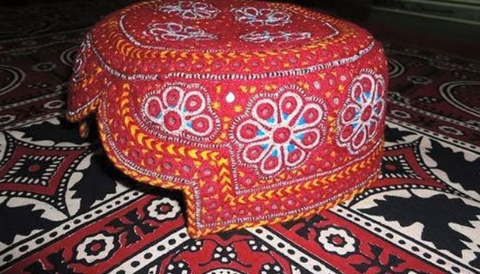 اسکولوں میں سندھی ثقافتی تحائف کی تقسیم پر سندھ حکومت کی پابندی