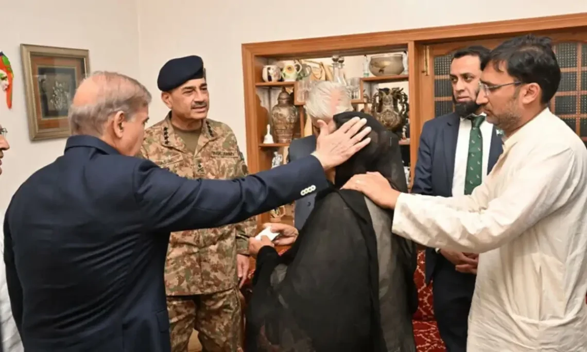 معرکہ حق: آرمی چیف کے ہمراہ وزیراعظم کی شہید اسکواڈرن لیڈر کے گھر آمد، اہلخانہ سے تعزیت