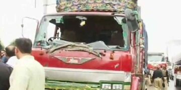 ڈیفنس موڑ پر تیز رفتار ڈمپر بنگلے سے ٹکرا گیا، ڈرائیور اور کلینر زخمی، ڈرائیور گرفتار