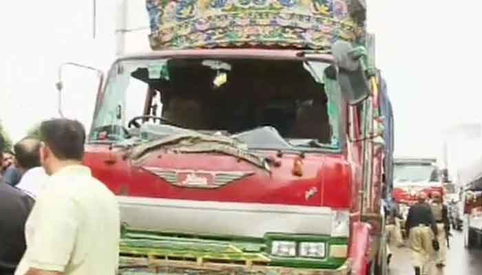 ڈیفنس موڑ پر تیز رفتار ڈمپر بنگلے سے ٹکرا گیا، ڈرائیور اور کلینر زخمی، ڈرائیور گرفتار