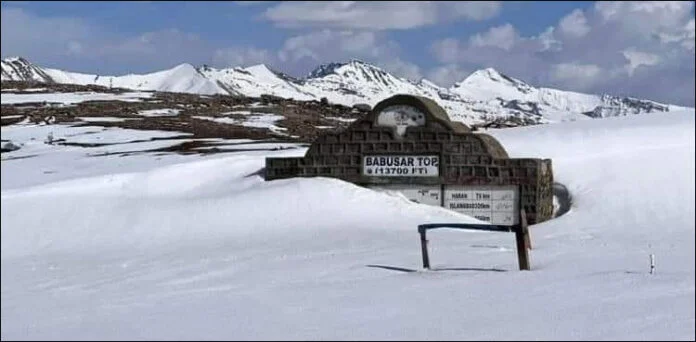 بابوسر ٹاپ سیاحوں کےلئے 6 ماہ بعد کھول دیا گیا