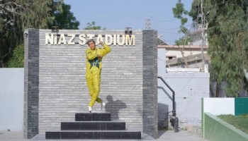 وسیم اکرم نے نیاز اسٹیڈیم میں نصب مجسمے پر خاموشی توڑ دی