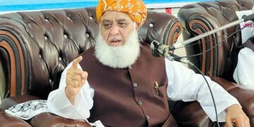 کراچی میں مولانا فضل الرحمان کی سیاسی ملاقاتیں، سیاسی حلقوں میں نئی بحث چھیڑ دی