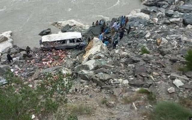 گلگت بلتستان میں مسافر گاڑی دریا میں جاگری، سات افراد لاپتہ، ریسکیو آپریشن جاری