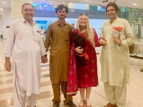 امریکی لڑکی پاکستانی نوجوان کی محبت میں پاکستان پہنچ گئی، سوشل میڈیا پر جوڑی مرکزِ توجہ بن گئی