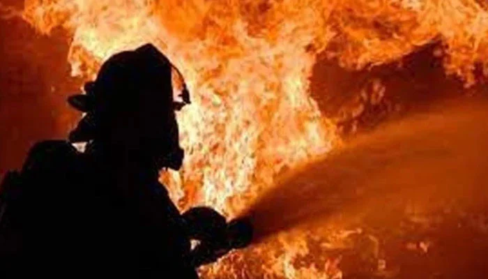 مچھر کالونی میں کباڑ کے گوداموں میں خوفناک آتشزدگی،15 گودام مکمل طور پر جل گئے