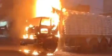 تیز رفتار ٹرک نے کراچی میں ایک اور موٹر سائیکل سوار کو کچل دیا، مشتعل افراد نے ٹرک کو آگ لگا دی