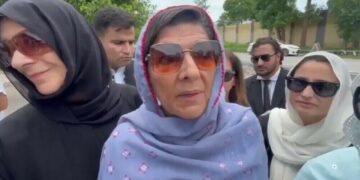 پاور آف اٹارنی پر عمران خان کے دستخط درکار،علیمہ خان عدالت پہنچ گئیں