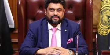 گورنر سندھ کامران ٹیسوری کی سانحہ قلات کے شہداء کے گھر آمد، دشمن کو سخت جواب دینے کا اعلان