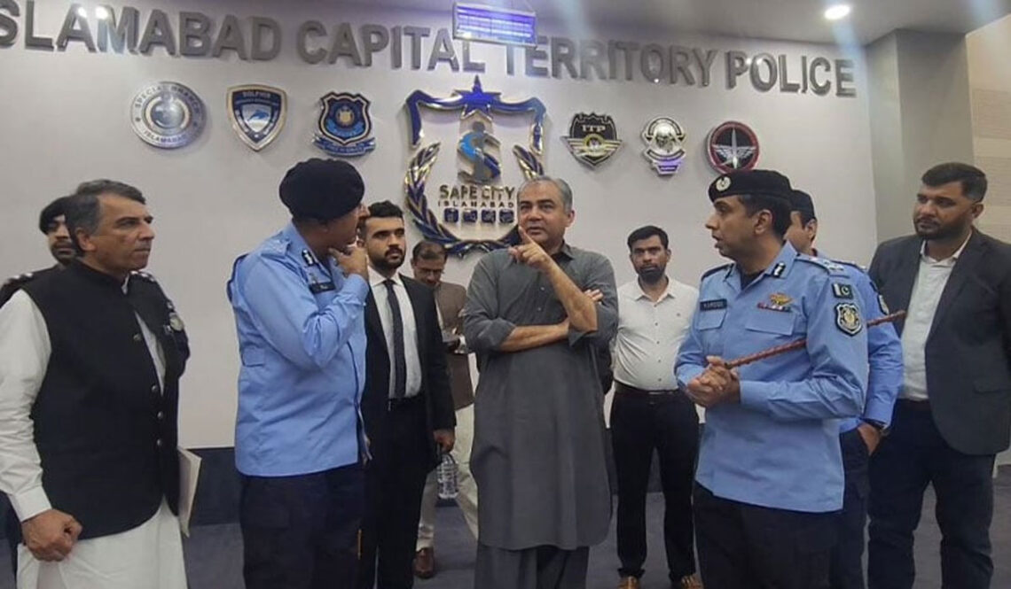 محسن نقوی نے پاکستان کے پہلے آن لائن خواتین پولیس اسٹیشن اور موبائل ایپ کا افتتاح کر دیا — پاک الرٹس: سنسنی نہیں، صرف خبر - PakAlerts.net — قابل اعتماد ڈیجیٹل نیوز پلیٹ فارم عالمی امور، تازہ ترین خبریں, سیاست, ٹیکنالوجی، کھیل، معیشت، تفریح، صحت، تعلیم، اور بہت کچھ ایک جگہ پر۔ محسن نقوی نے پاکستان کے پہلے آن لائن خواتین پولیس اسٹیشن اور موبائل ایپ کا افتتاح کر دیا