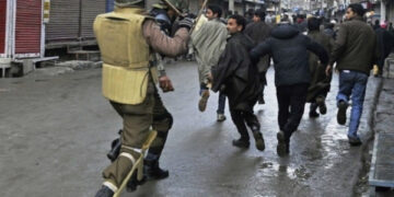 کشمیر میں عوامی احتجاج سے مودی حکومت کا منصوبہ ناکام، پانچ اگست کی مخالفت میں آوازیں بلند