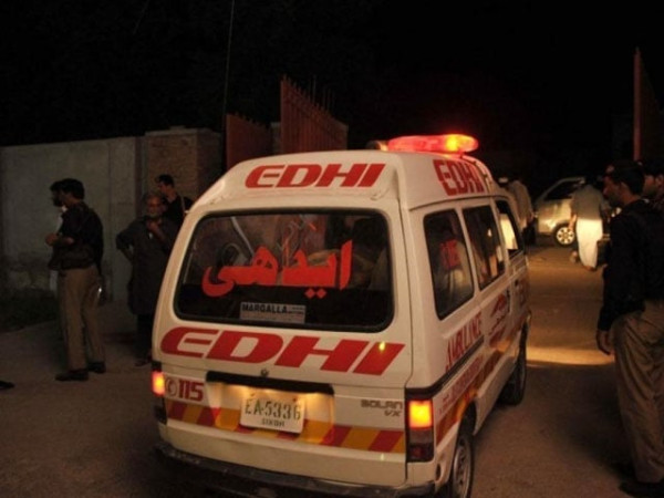 شارع فیصل ڈرگ روڈ انڈر بائی پاس پر خوفناک حادثہ، تیز رفتار مسافر مزدا نے دو موٹر سائیکلوں کو روند ڈالا، ماں بیٹے سمیت تین افراد جاں بحق