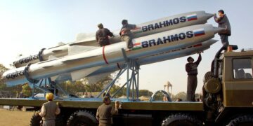 جنگی عزائم میں مبتلا بھارت کا 67 ہزار کروڑ روپے کے مسلح ڈرونز اور براہموس میزائلز خریدنے کا فیصلہ