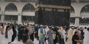 بارش کے دوران سیفٹی گائیڈ لائنز پر عمل کریں، عمرہ زائرین کے لیے سعودی حکومت کی ہدایت
