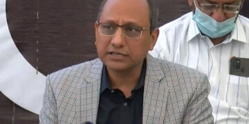 کراچی میں بارش کے پانی پر سعید غنی کی انوکھی منطق: “چاند کی 14 تاریخ کو پانی سمندر میں نہیں جاتا”