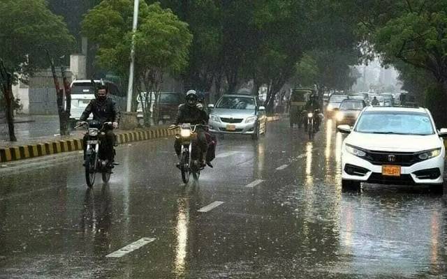 کراچی میں گہرے بادلوں کے ڈیرے، محکمہ موسمیات نے موسلادھار بارش کی پیشگوئی کر دی