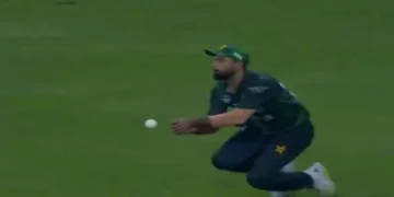 ایشیا کپ فائنل: حسین طلعت کے ڈراپ کیچ پر شائقین کا شدید ردعمل، شکست کا ذمہ دار قرار