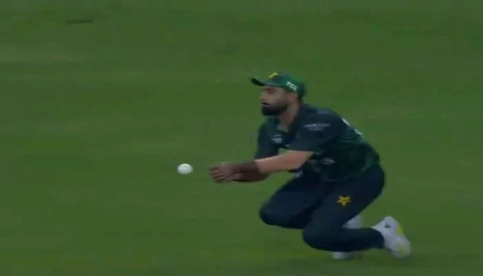 ایشیا کپ فائنل: حسین طلعت کے ڈراپ کیچ پر شائقین کا شدید ردعمل، شکست کا ذمہ دار قرار