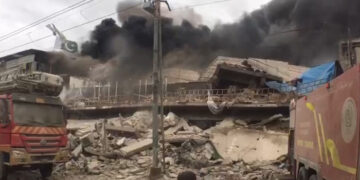 کراچی: گارمنٹس فیکٹری میں خوفناک آگ، عمارت زمین بوس، 4 ریسکیو اہلکار زخمی