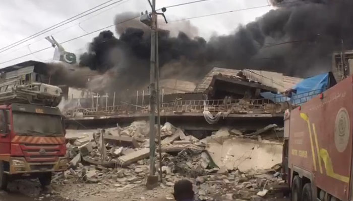 کراچی: گارمنٹس فیکٹری میں خوفناک آگ، عمارت زمین بوس، 4 ریسکیو اہلکار زخمی