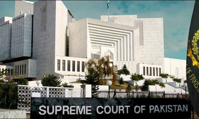 سپریم کورٹ میں کشیدگی، پولیس نے عمران خان کی بہنوں کو چیف جسٹس کے چیمبر میں داخل ہونے سے روک دیا