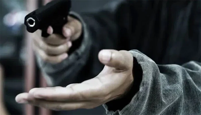 گلستان جوہر میں ڈکیتی کی کوشش ناکام، شہری نے بہادری سے ڈاکو کو زخمی کر کے گرفتار کرایا