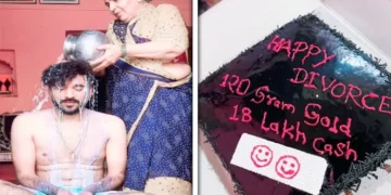 بھارت میں نوجوان نے طلاق کا جشن روایتی ہندو رسم میں ماں کے ہاتھوں دودھ سے نہلا کر منایا، ویڈیو وائرل