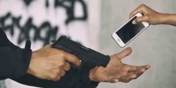 کراچی میں موبائل فون چھیننے والے مجرم کو 23 سال قید اور 2 لاکھ روپے جرمانے کی سزا