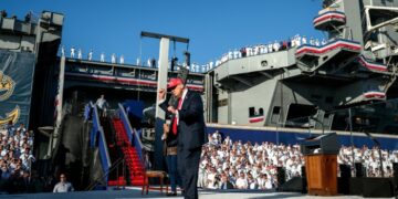 امریکی بحریہ کی سالگرہ کی تقریب میں ٹرمپ کا رقص، ملانیا بھی ساتھ موجود