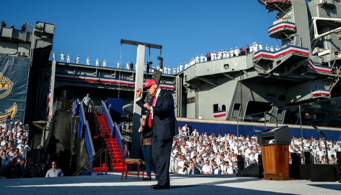 امریکی بحریہ کی سالگرہ کی تقریب میں ٹرمپ کا رقص، ملانیا بھی ساتھ موجود