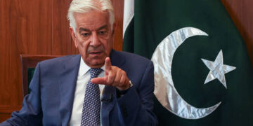بھارت افغانستان کی سرزمین کو استعمال کرتے ہوئے پاکستان کے خلاف ’کم شدت کی جنگ‘ لڑ رہا ہے، خواجہ آصف