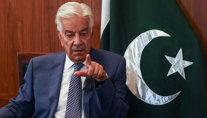بھارت افغانستان کی سرزمین کو استعمال کرتے ہوئے پاکستان کے خلاف ’کم شدت کی جنگ‘ لڑ رہا ہے، خواجہ آصف
