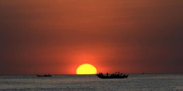 کراچی میں اگلے تین روز موسم گرم رہنے کا امکان، بحیرہ عرب کا دباؤ کمزور پڑنے لگا